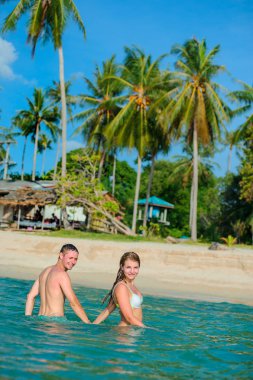 Genç çift - yeni evliler - tropik K plajında eğleniyorlar.