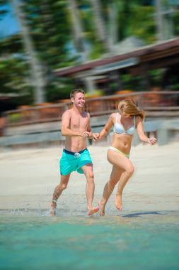 Genç çift - yeni evliler - tropik K plajında eğleniyorlar.