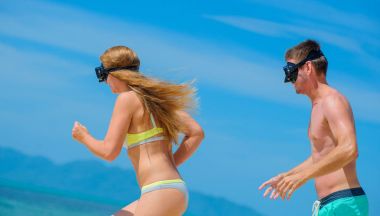 Genç çift - yeni evliler - tropik K plajında eğleniyorlar.