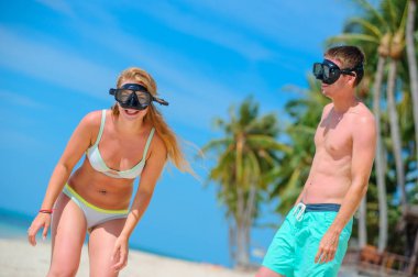 Genç çift - yeni evliler - tropik K plajında eğleniyorlar.