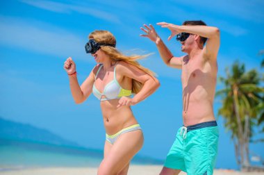 Genç çift - yeni evliler - tropik K plajında eğleniyorlar.