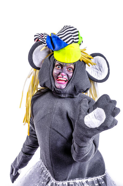 Портрет улыбающегося и дурачащегося аниматора в театральной роли
 