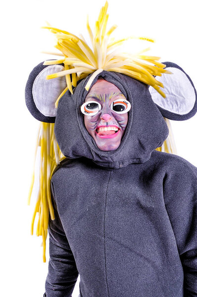 Портрет улыбающегося и дурачащегося аниматора в театральной роли
 