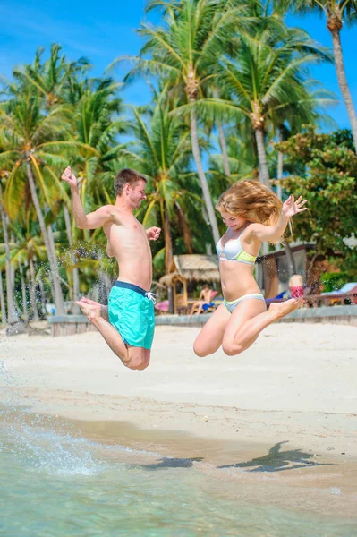 Молодая пара - молодожены - веселятся на тропическом пляже К — стоковое фото