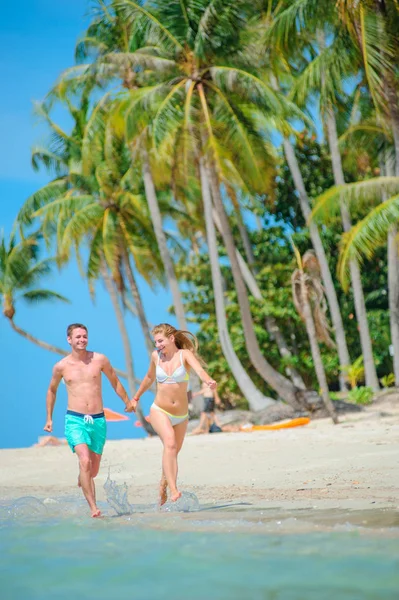 Pareja joven - recién casados - divirtiéndose en la playa tropical de K —  Fotos de Stock