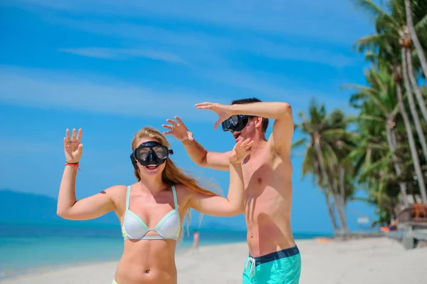 Genç çift - yeni evliler - tropik K plajında eğleniyorlar. — Stok fotoğraf
