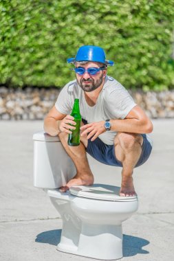 Gözlük installe olan tuvalet, ata biner gibi sakallı adam