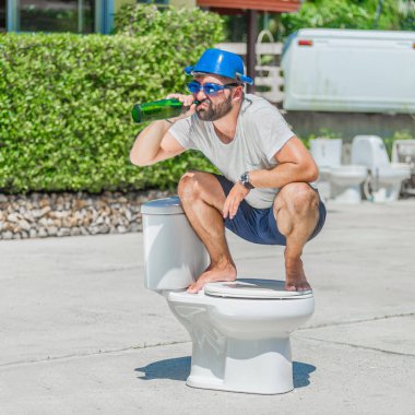 Gözlük installe olan tuvalet, ata biner gibi sakallı adam