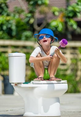Saçma resim: tuvalette, oturan gözlük yakışıklı hangi