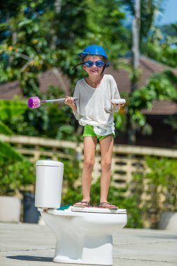 Saçma resim: sevimli çocuk yüklemektir tuvalette, dans