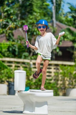 Saçma resim: sevimli çocuk yüklemektir tuvalette, dans