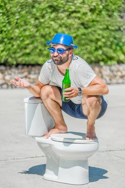 Gözlük installe olan tuvalet, ata biner gibi sakallı adam