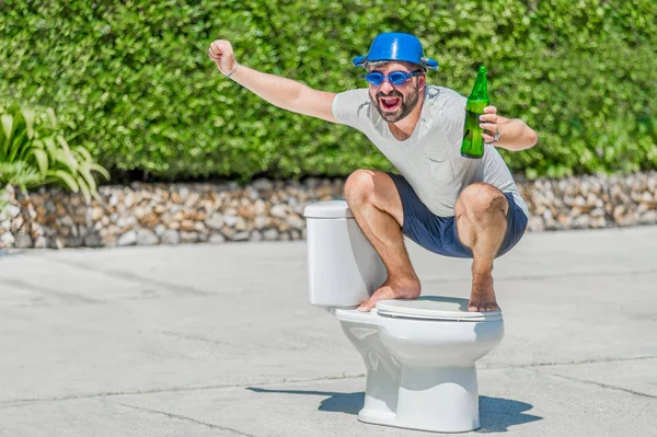 Gözlük installe olan tuvalet, ata biner gibi sakallı adam