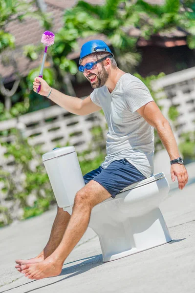 A szakállas férfi szemüveg terpeszben a WC-, melyik van beiktatott — Stock Fotó