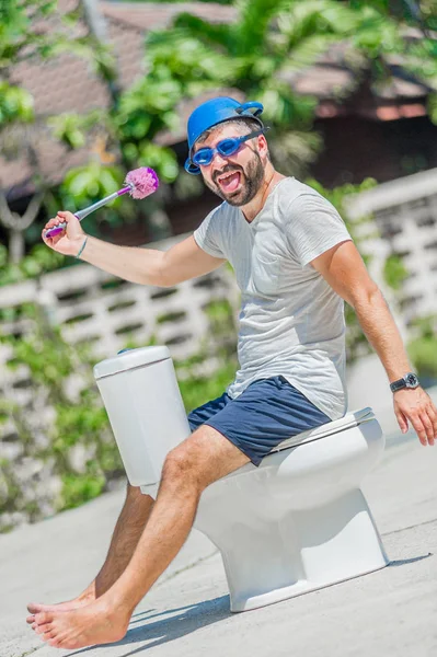 Gözlük installe olan tuvalet, ata biner gibi sakallı adam