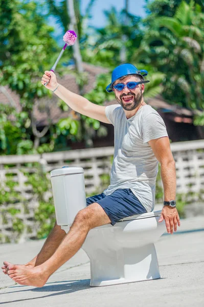 Gözlük installe olan tuvalet, ata biner gibi sakallı adam