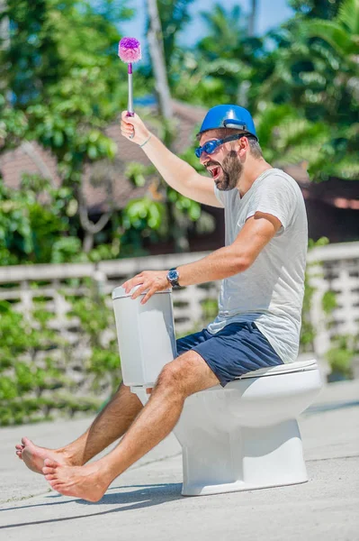 Gözlük installe olan tuvalet, ata biner gibi sakallı adam