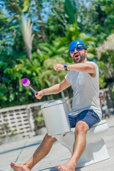 Gözlük installe olan tuvalet, ata biner gibi sakallı adam