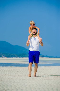 Baba ve oğul çöl güneşli kumsalda eğleniyor