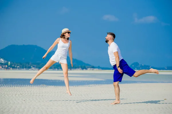 Mutlu genç çift çöl güneşli kumsalda eğleniyor — Stok fotoğraf