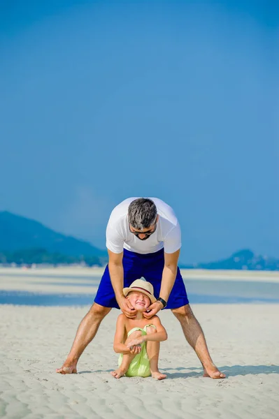 Padre e hijo se divierten en la playa soleada del desierto — Foto de Stock