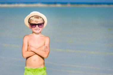 Çöl güneşli b yakışıklı yedi yaşında erkek portresi