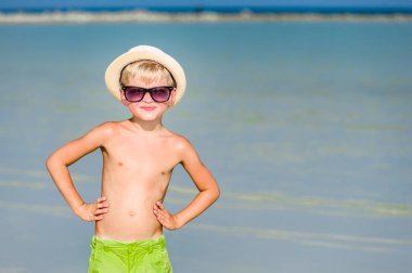 Çöl güneşli b yakışıklı yedi yaşında erkek portresi