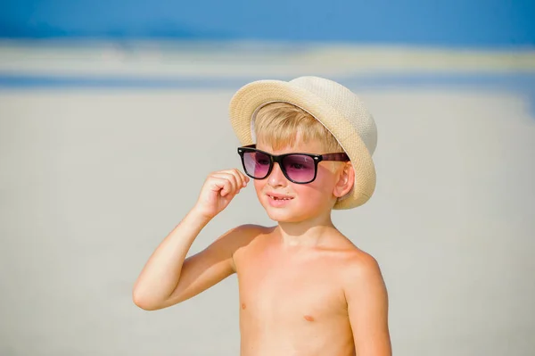 Porträt eines hübschen siebenjährigen Jungen in der sonnigen Wüste — Stockfoto