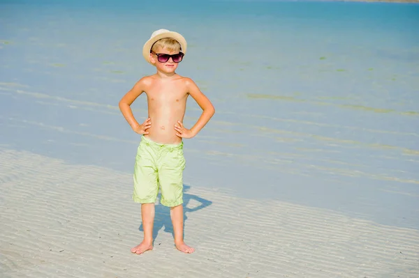 Retrato de um menino bonito de sete anos no deserto ensolarado b — Fotografia de Stock