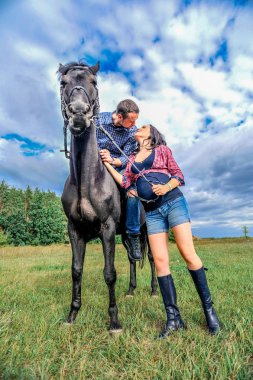 Çayır üzerinde yürüyen çocuk bekliyor. Genç çift - bir kız