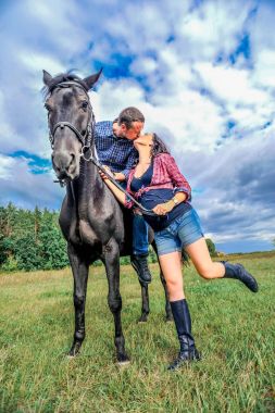 Çayır üzerinde yürüyen çocuk bekliyor. Genç çift - bir kız