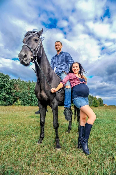 Çayır üzerinde yürüyen çocuk bekliyor. Genç çift - bir kız