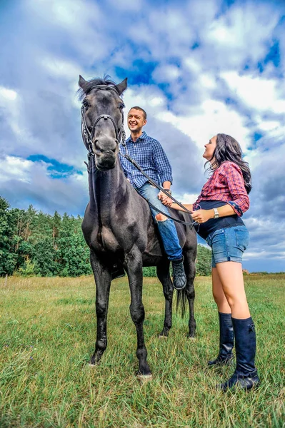 Çayır üzerinde yürüyen çocuk bekliyor. Genç çift - bir kız