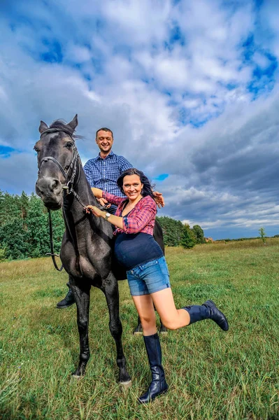 Çayır üzerinde yürüyen çocuk bekliyor. Genç çift - bir kız