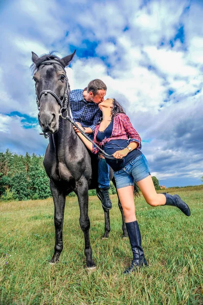 Çayır üzerinde yürüyen çocuk bekliyor. Genç çift - bir kız