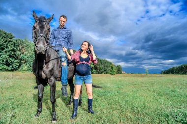 Çayır üzerinde yürüyen çocuk bekliyor. Genç çift - bir kız