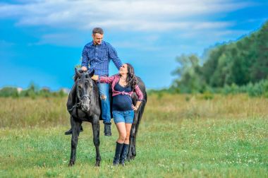 Çayır üzerinde yürüyen çocuk bekliyor. Genç çift - bir kız