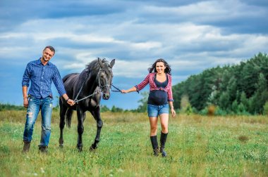 Çayır üzerinde yürüyen çocuk bekliyor. Genç çift - bir kız