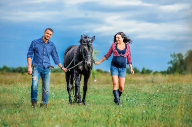 Çayır üzerinde yürüyen çocuk bekliyor. Genç çift - bir kız