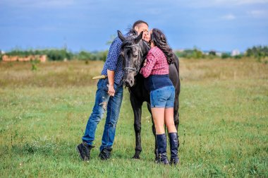 Çayır üzerinde yürüyen çocuk bekliyor. Genç çift - bir kız