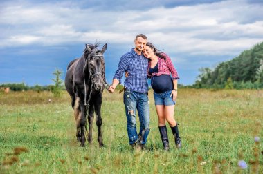 Çayır üzerinde yürüyen çocuk bekliyor. Genç çift - bir kız