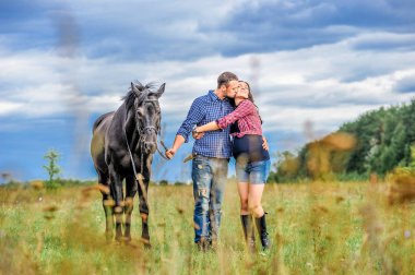 Çimlere bakın: genç çift - güzel bir esmer. 