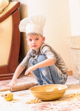 Şef şapkaları mutfak f üzerinde oturan şömine yakın içinde bir oğlan