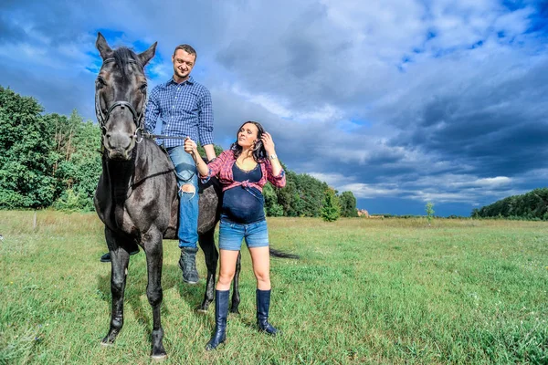 Çayır üzerinde yürüyen çocuk bekliyor. Genç çift - bir kız