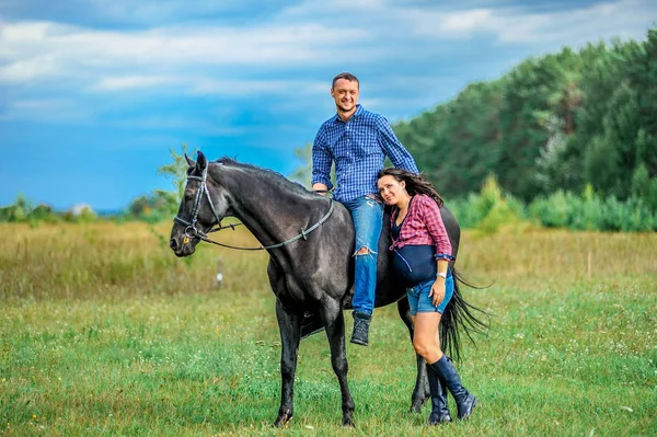 Çayır üzerinde yürüyen çocuk bekliyor. Genç çift - bir kız