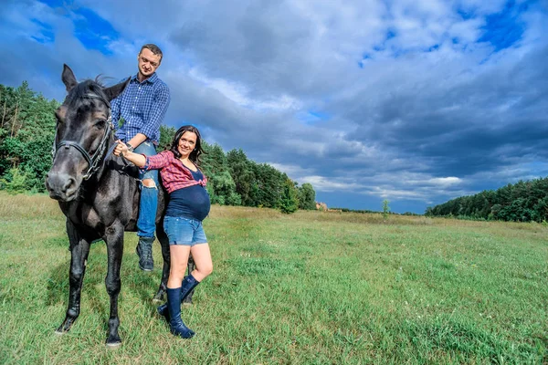 Çayır üzerinde yürüyen çocuk bekliyor. Genç çift - bir kız