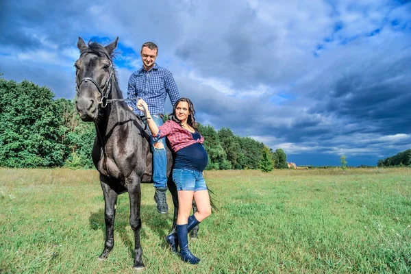 Çayır üzerinde yürüyen çocuk bekliyor. Genç çift - bir kız