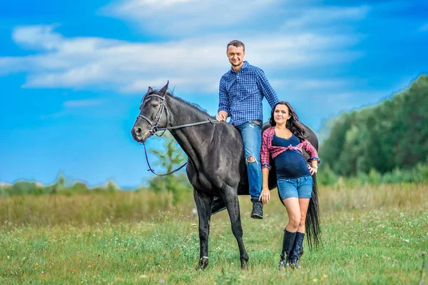 Çayır üzerinde yürüyen çocuk bekliyor. Genç çift - bir kız