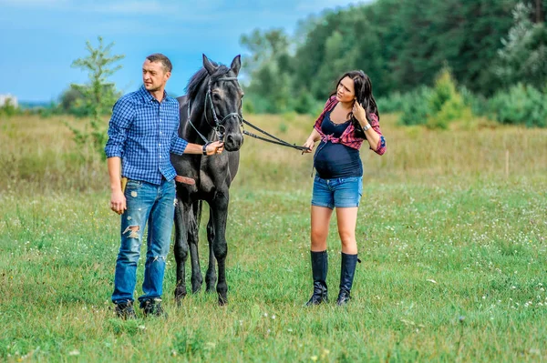 Çayır üzerinde yürüyen çocuk bekliyor. Genç çift - bir kız