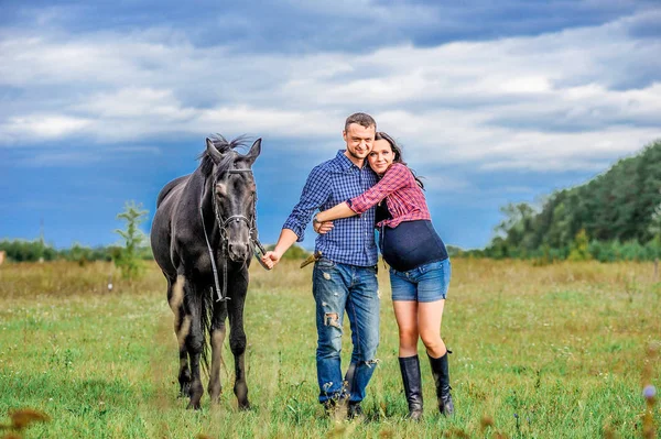 Çayır üzerinde yürüyen çocuk bekliyor. Genç çift - bir kız